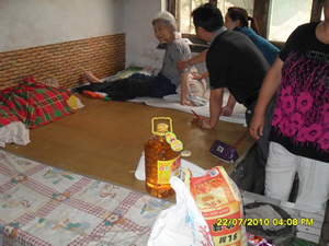 慰问老人现场